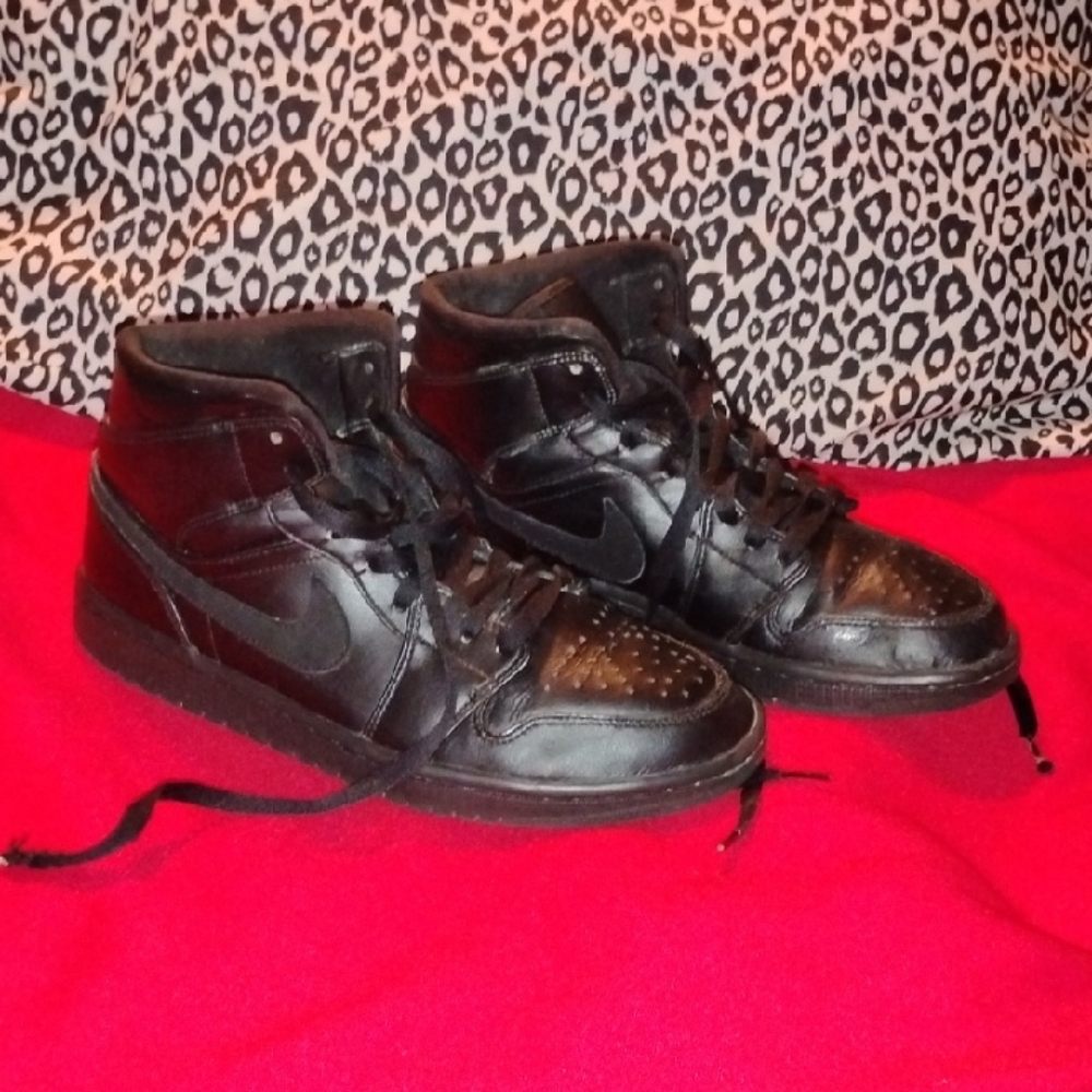 8.5 Nike Black High-Top Sneakers for Men Gently Used